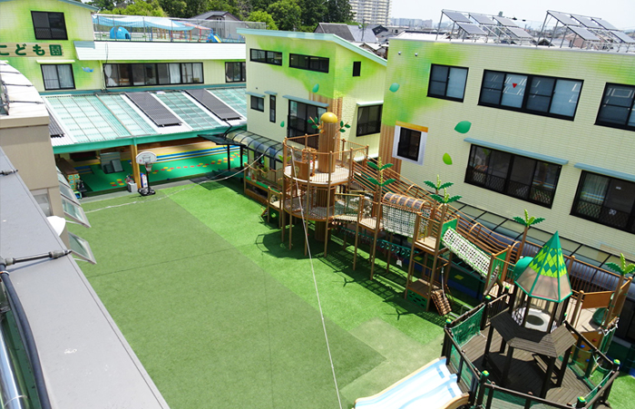 屋上から園庭をのぞむ